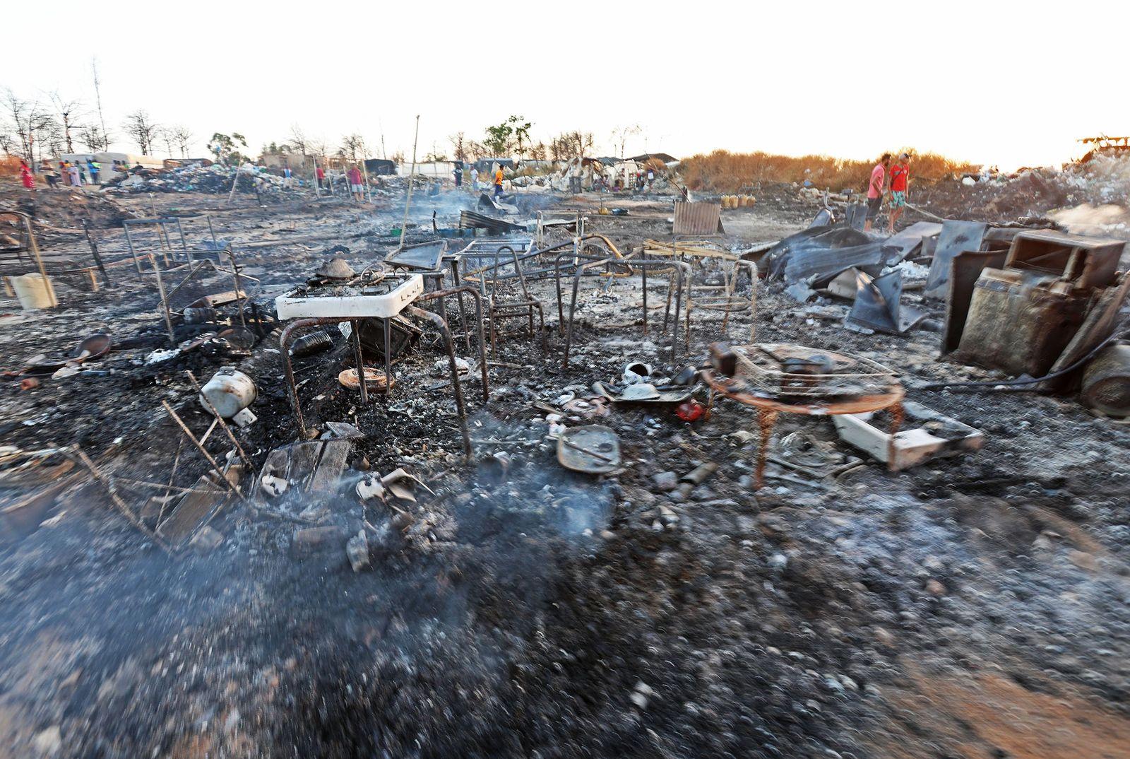 Isla Cristina'daki bir evdeki yangın üç kişiyi etkiledi, bunlar arasında bir bebek de var