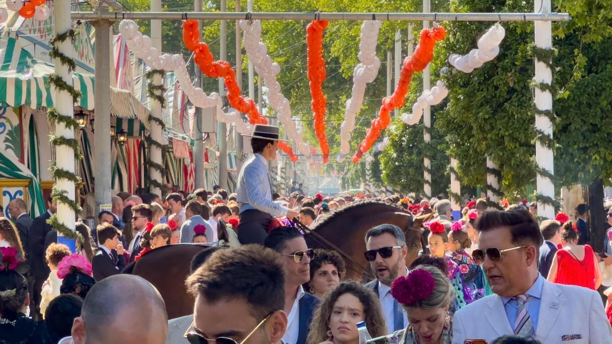Sevilla Fuarı'nda Kaza: Bir Eğlence Aracının Kırılması Dört Yaralı Bıraktı, Aralarında İki Çocuk da Var